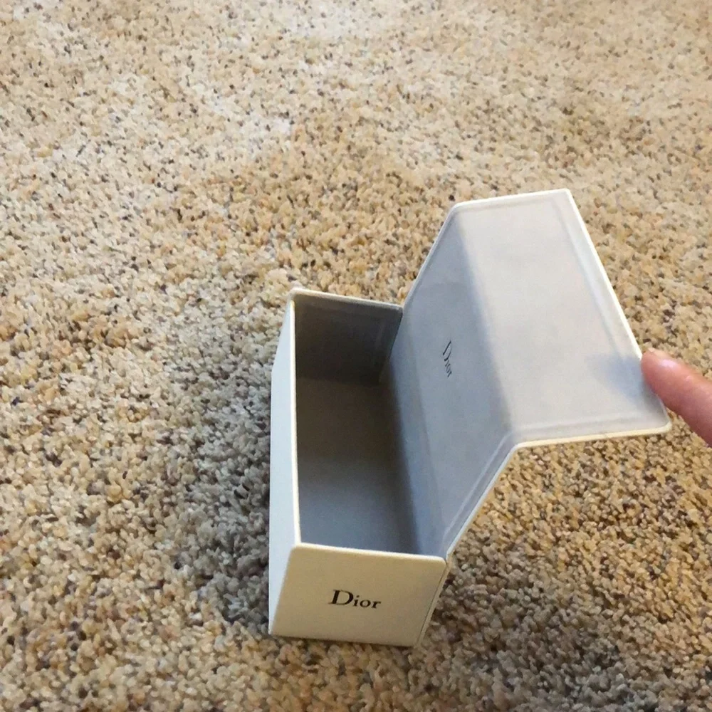 Designer Sunglass Cases and Cloths - Picture 9 of 10